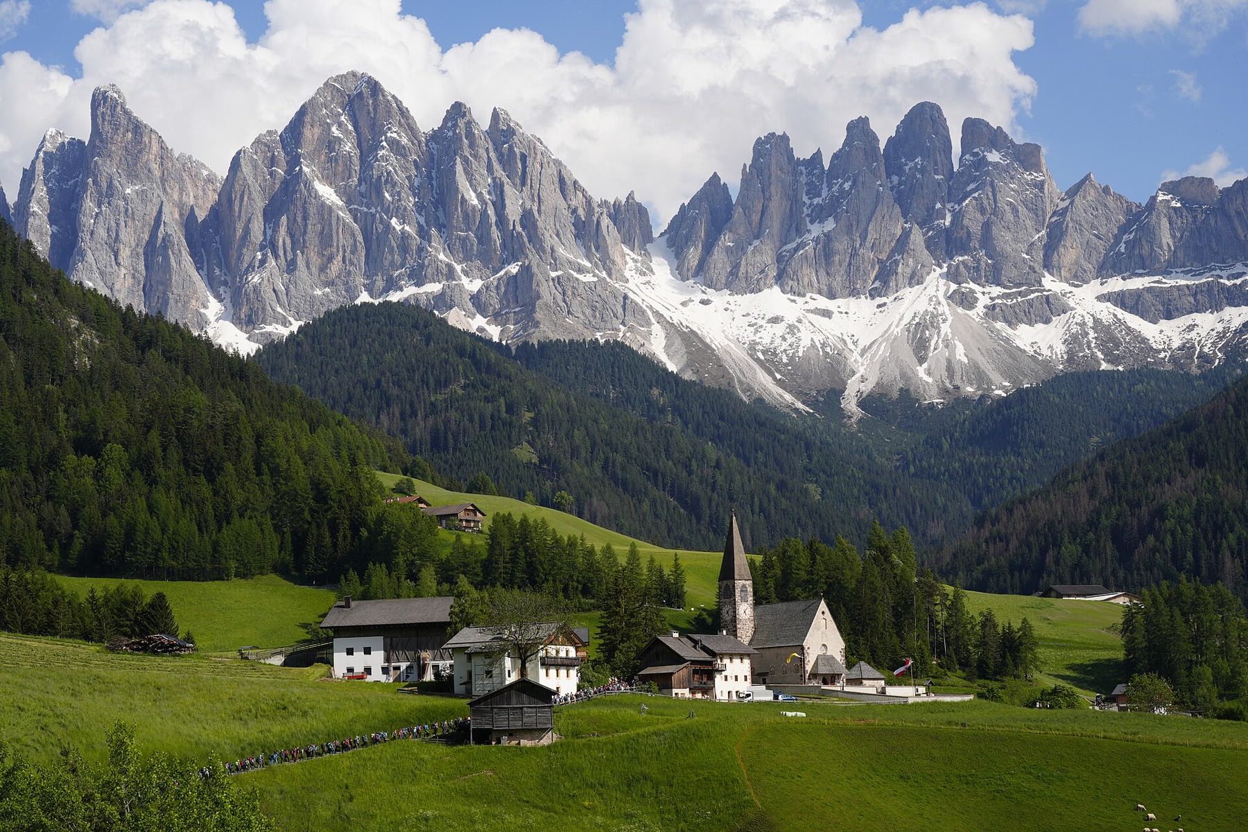 St. Magdalena in Villnöss mit den Geislerspitzen